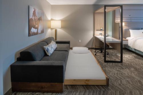 uma sala de estar com um sofá e uma cama em SpringHill Suites by Marriott Fort Worth Historic Stockyards em Fort Worth