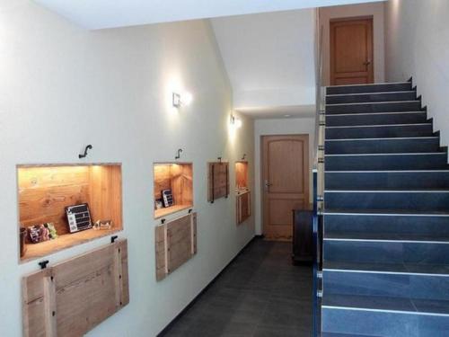 un pasillo con escalera y escalera en Ferienwohnung im Bauernhaus, en Chardonne
