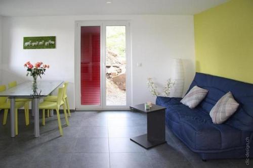 沙爾多納的住宿－Ferienwohnung im Bauernhaus，客厅配有蓝色的沙发和桌子