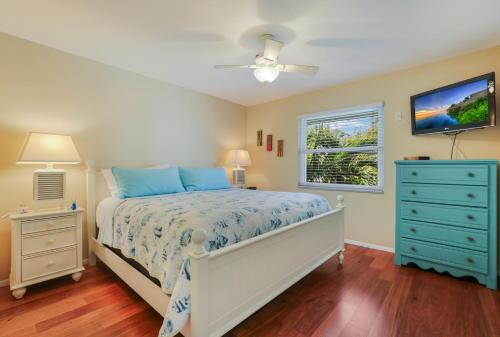 En eller flere senge i et værelse på Island Hideaway East: 5 Minute Walk to Beach, Private Pool by Anna Maria Life Vacation Rentals