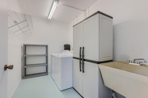 Køkken eller tekøkken på Island Hideaway East: 5 Minute Walk to Beach, Private Pool by Anna Maria Life Vacation Rentals