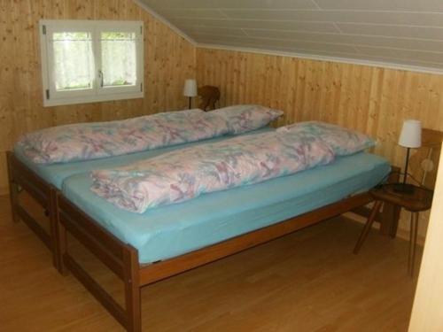 2 almohadas en una cama en una habitación en Ferien im grünen rechts, en Haldi bei Schattdorf