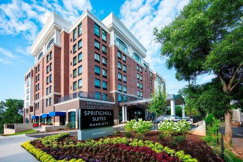 un hotel con un cartel frente a un edificio en Springhill Suites By Marriott Athens Downtown/University Area, en Athens