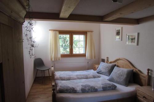 um quarto com uma cama, uma janela e uma cadeira em Wis Stein em Stein