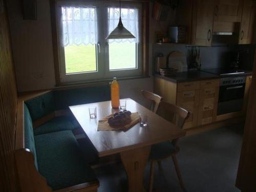 una cucina con tavolo e sedie in legno, tavolo e tavolo di Alten-Hof a Bischofszell