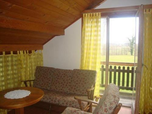 sala de estar con sofá, mesa y ventana en Alten-Hof en Bischofszell