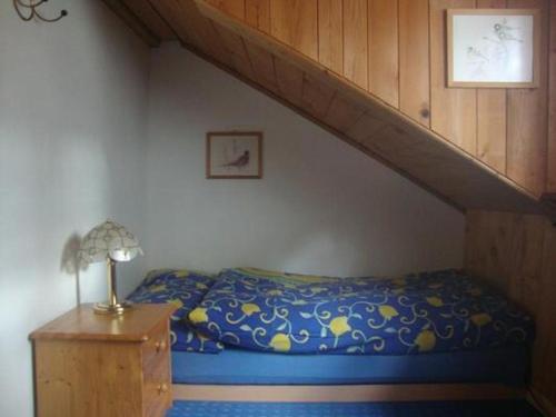 ein Bett in einem Zimmer mit einer Treppe in der Unterkunft Alten-Hof in Bischofszell