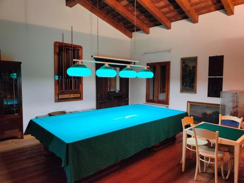 una mesa de ping pong azul en una habitación en Casa Tonello Zugliano en Zugliano