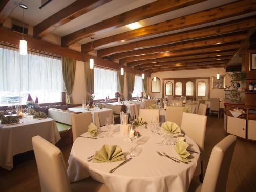 A restaurant or other place to eat at Hotel Stella Alpina