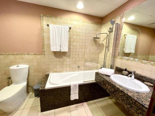 Koupelna v ubytování Dar Vacation-Luxurious & Cozy 1BDR Apartment - JBR
