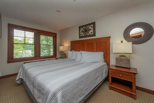 een slaapkamer met een groot bed en een spiegel bij A117 One Bedroom Lake View in Oakland