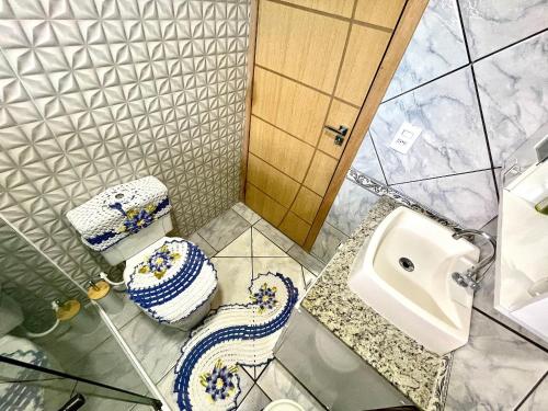 Ein Badezimmer in der Unterkunft Casa em Foz do Iguaçu, com piscina e churrasqueira