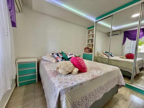 1 dormitorio con un osito de peluche en la cama en Casa em Foz do Iguaçu, com piscina e churrasqueira, en Foz do Iguaçu