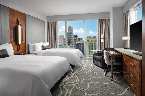 Habitación de hotel con 2 camas y escritorio en JW Marriott Indianapolis en Indianápolis
