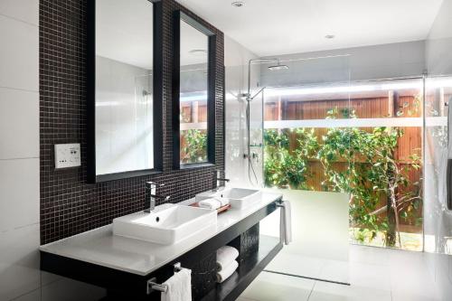 La salle de bains est pourvue d'un lavabo et d'un miroir. dans l'établissement Sheraton Resort & Spa, Tokoriki Island, Fiji, à Tokoriki
