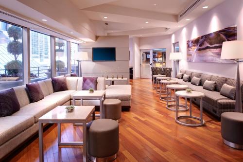 a living room with couches and tables at Minneapolis Marriott City Center in Minneapolis