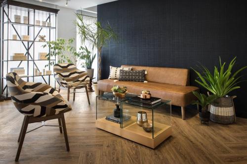 a living room with a couch and a table and chairs at Newport Marriott Hotel & Spa in Newport