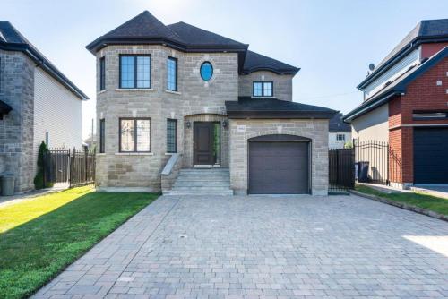 House With Pool In Laval