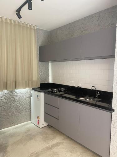uma cozinha com um fogão e um lavatório em Nauru chalés milagres em São Miguel dos Milagres
