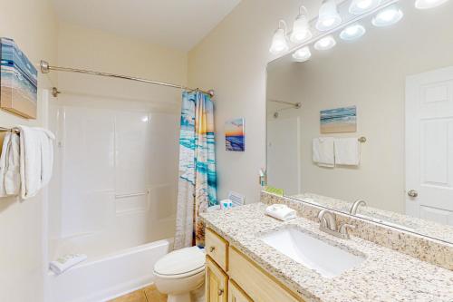 y baño con lavabo, aseo y ducha. en The Rookery #3002, en Gulf Shores