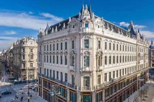 um grande edifício branco numa rua da cidade em Matild Palace, a Luxury Collection Hotel em Budapeste