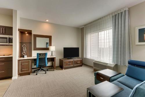 TV a/nebo společenská místnost v ubytování TownePlace Suites Houston I-10 East