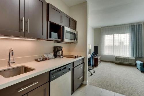 Kuchyň nebo kuchyňský kout v ubytování TownePlace Suites Houston I-10 East