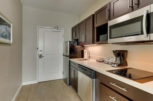 Kuchyň nebo kuchyňský kout v ubytování TownePlace Suites Houston I-10 East