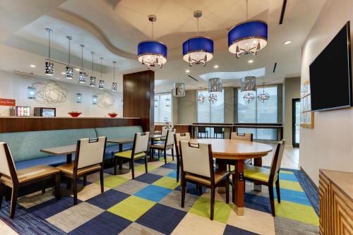 TV a/nebo společenská místnost v ubytování TownePlace Suites Houston I-10 East