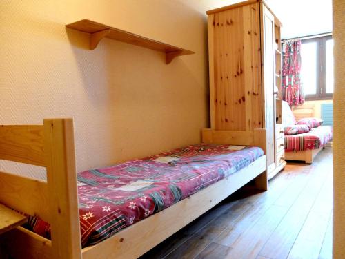 - une chambre avec des lits superposés et du parquet dans l'établissement Studio au cœur de Tignes Le Lac · Proche pistes et commodités · Animaux acceptés - FR-1-502-461, à Tignes