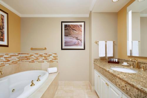 łazienka z 2 umywalkami i wanną w obiekcie JW Marriott Las Vegas Resort and Spa w Las Vegas