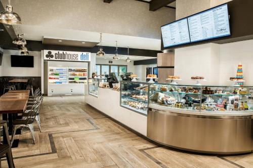 a fast food restaurant with a counter and a table at JW Marriott Las Vegas Resort & Spa in Las Vegas