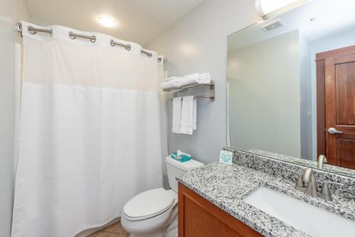 y baño con aseo, lavabo y ducha. en B104 One Bedroom Lake View, en Oakland