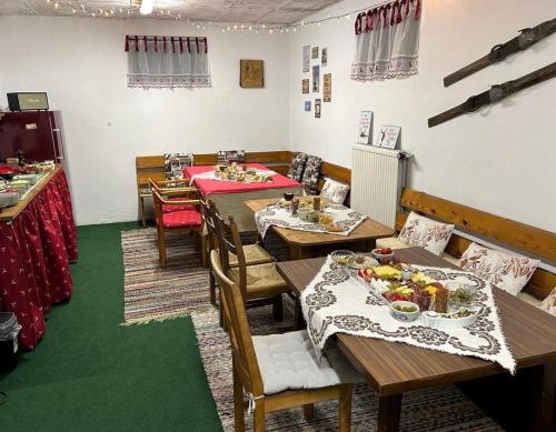 a restaurant with wooden tables and chairs with food on them at FeWo Berk in Kühnburg