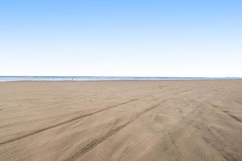 an empty beach with the ocean in the background at Captain's Quarters in Seaside