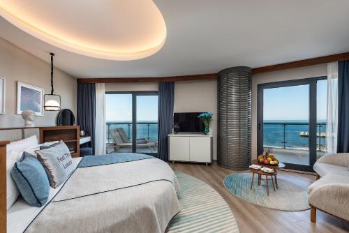 ein Schlafzimmer mit einem großen Bett und ein Wohnzimmer in der Unterkunft Seaden Quality Resort & Spa Ultra All Inclusive in Side