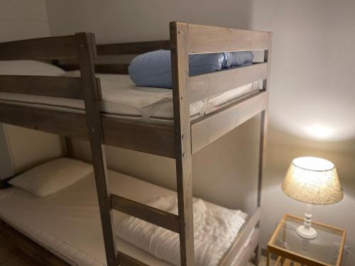 un par de literas en una habitación con lámpara en Au Bout du Monde, en Hastière-par-delà