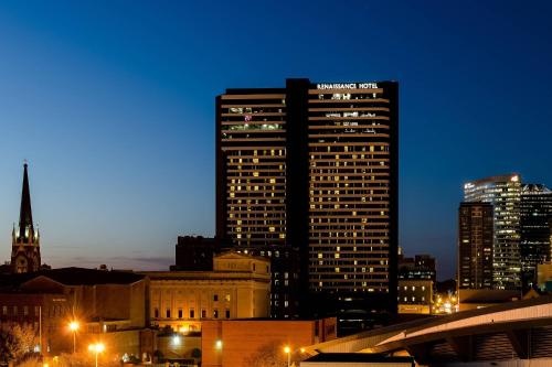 wysoki budynek z znakiem w mieście w obiekcie Renaissance Nashville Hotel w mieście Nashville