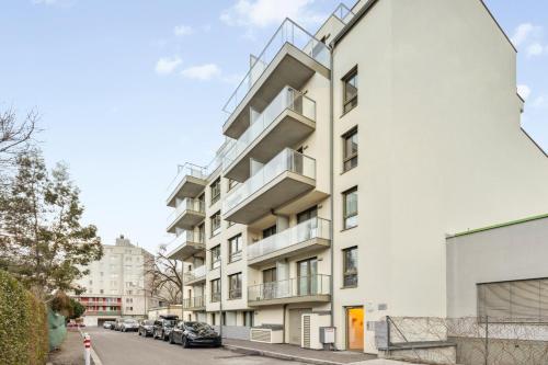 un edificio de apartamentos con balcones en una calle en Arbio I Ding Design Apartments in Brigittenau Vienna, en Viena