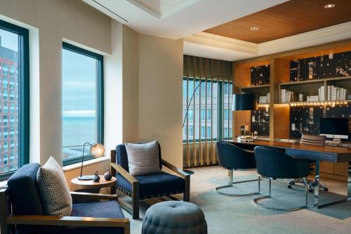 Sheraton Grand Chicago Riverwalk Image