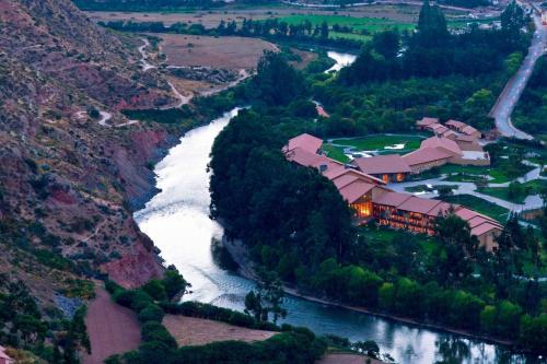 - une vue aérienne sur une rivière avec une maison dans l'établissement Tambo del Inka, a Luxury Collection Resort & Spa, Valle Sagrado, à Urubamba