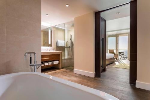 1 dormitorio y baño con bañera. en JW Marriott Marco Island Beach Resort, en Marco Island