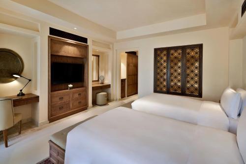  Al Wathba, a Luxury Collection Desert Resort & Spa, Abu Dhabi -  Room  picture :   Air conditioning    Balcony    Bath or shower       