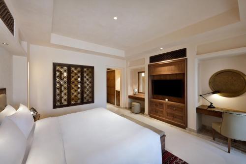  Al Wathba, a Luxury Collection Desert Resort & Spa, Abu Dhabi -  Room  picture :   Air conditioning    Balcony    Bath or shower       