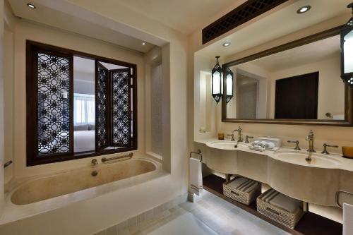  Al Wathba, a Luxury Collection Desert Resort & Spa, Abu Dhabi -  Room  picture :   Air conditioning    Balcony    Bath or shower       