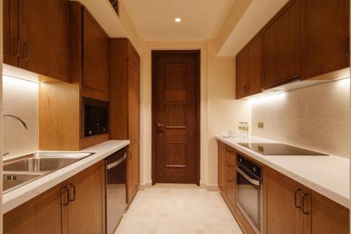  Al Wathba, a Luxury Collection Desert Resort & Spa, Abu Dhabi -  Room  picture :   Shower    Bath    Air conditioning               