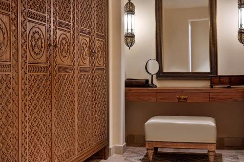  Al Wathba, a Luxury Collection Desert Resort & Spa, Abu Dhabi -  Room  picture :   Shower    Bath    Air conditioning               