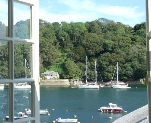 una finestra con vista sulle barche in acqua di Oystercatcher a Fowey