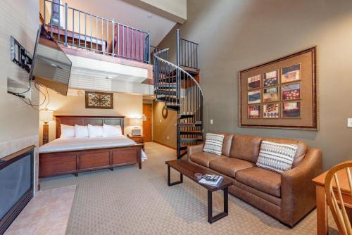 una camera d'albergo con letto e scala di A310 Studio & Loft Standard View a Oakland