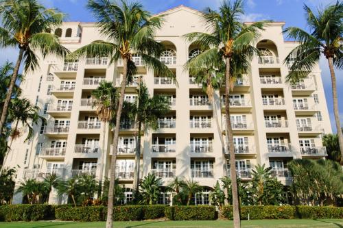 um grande edifício com palmeiras em frente em JW Marriott Miami Turnberry Resort & Spa em Aventura